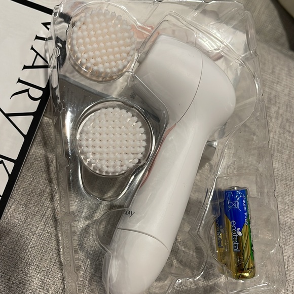 Mary Kay Skinvigorate - Cleansing Brush - Picture 3 of 3